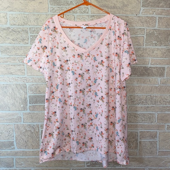 LuLaRoe Tops - LulaRoe V Neck Tee